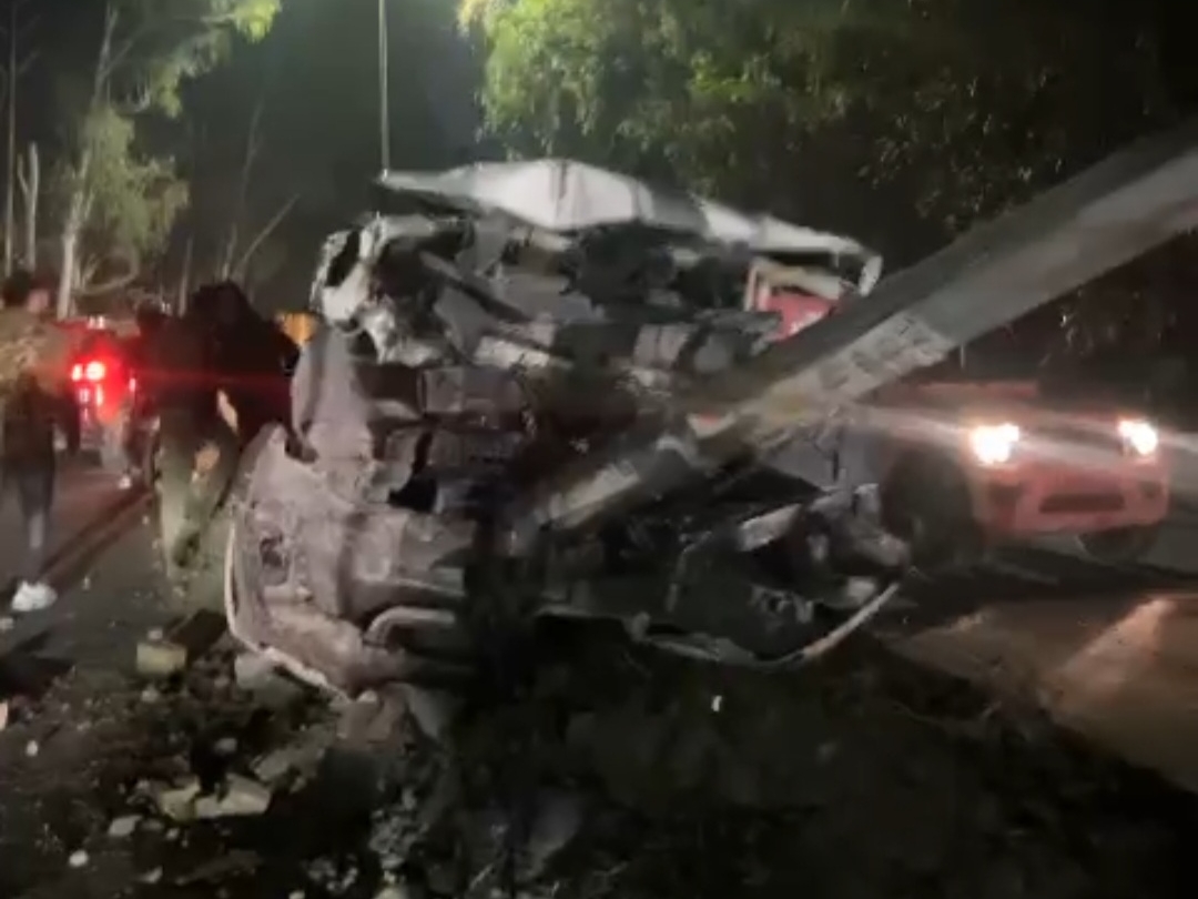 The havoc caused by a speeding car was seen in Meerut. | मेरठ में देखने ...