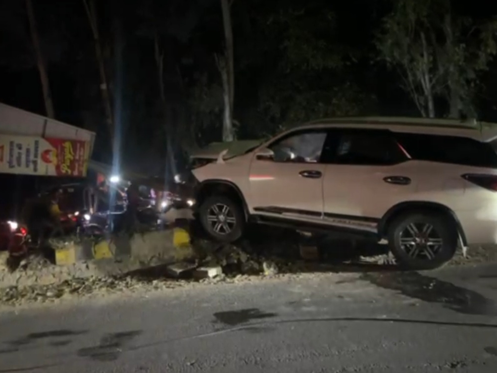 The havoc caused by a speeding car was seen in Meerut. | मेरठ में देखने ...