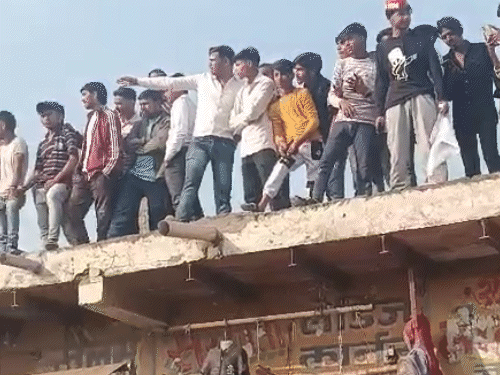 आगरा में भारत जोड़ो न्याय यात्रा को देखने के लिए सड़कों पर हुजूम उमड़ पड़ा। इसके साथ ही लोग घरों की छतों पर चढ़कर अखिलेश और राहुल-प्रियंका को देखने के लिए बेताब दिखे।