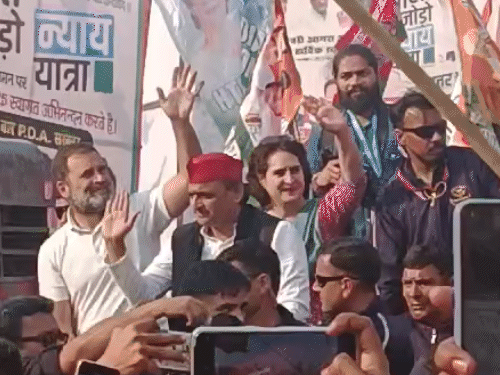 यह यात्रा के दौरान का फुटेज है, जिसमें अखिलेश यादव, राहुल और प्रियंका गांधी के साथ रोड शो करते दिख रहे हैं।