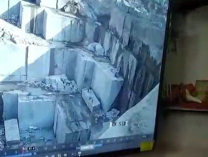 CCTV फुटेज में मजदूर खदान में काम करते नजर आ रहे हैं।