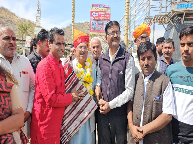 बाड़मेर के अंबेडकर सर्किल पर चौहटन प्रधान रूपाराम सारण (लाल कुर्ते में) और बीजेपी कार्यकर्ताओं ने विधानसभा अध्यक्ष वासुदेव देवनानी का स्वागत किया।