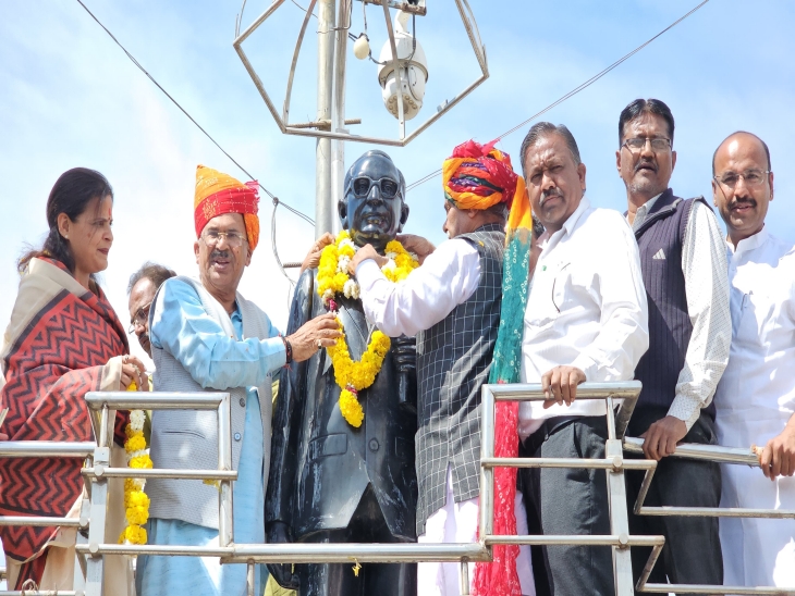 बाड़मेर के अंबेडकर सर्किल पर विधानसभा स्पीकर वासुदेव देवनानी ने भीमराव अंबेडकर की प्रतिमा को फूलमाला पहनाई। उनके साथ बाड़मेर विधायक प्रियंका चौधरी, भाजपा जिलाध्यक्ष दिलीप पालीवाल व अन्य भाजपा नेता।