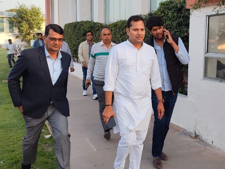 फोटो 23 फरवरी की है। खेल परिषद के एक्शन के बाद वैभव गहलोत और उनका परिवार आरसीए एकेडमी से बाहर निकलकर चला गया था।