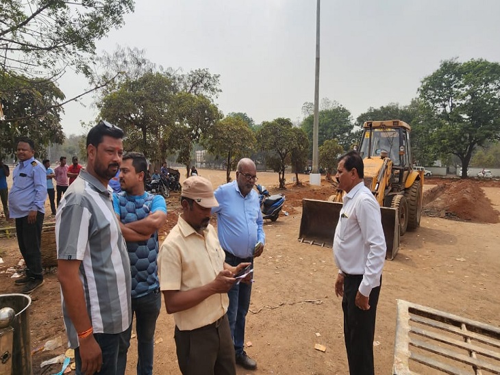 कार्रवाई के दौरान मौजूद बीएसपी के अधिकारी केके यादव व अन्य