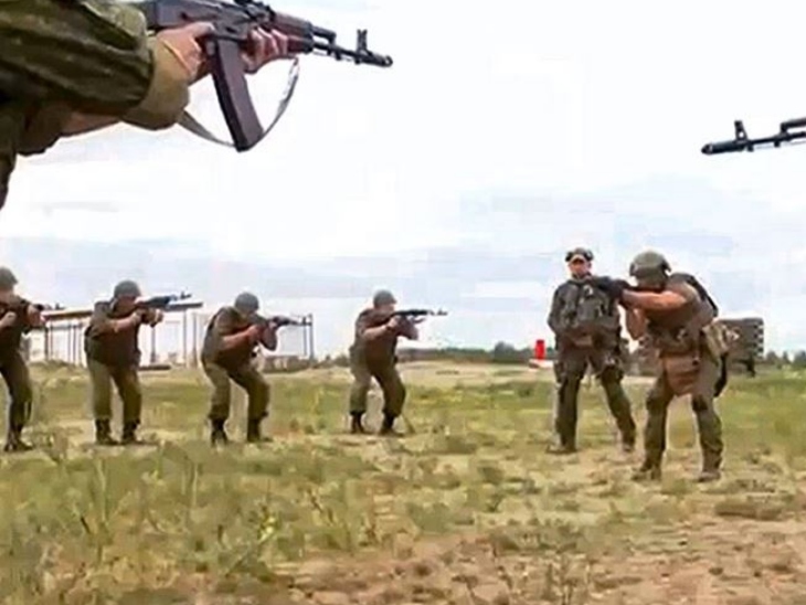 तस्वीर जंग लड़ने की ट्रेनिंग लेते वैगनर आर्मी के लड़ाकों की है। रिपोर्ट्स के मुताबिक भारतीयों को भी वैगनर आर्मी में भर्ती कराया गया। (फाइल)