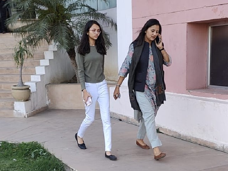 फोटो 23 फरवरी की है। खेल परिषद के एक्शन के बाद वैभव गहलोत की पत्नी हिमांशी गहलोत और बेटी आरसीए से बाहर निकलती हुईं।