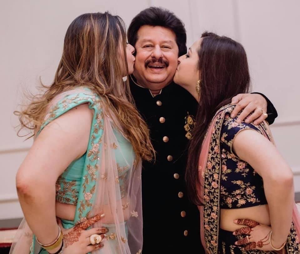 अपनी दोनों बेटियों के साथ पंकज उधास।