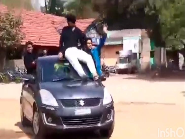 रोड पर स्टंट करते नजर आए छात्र।