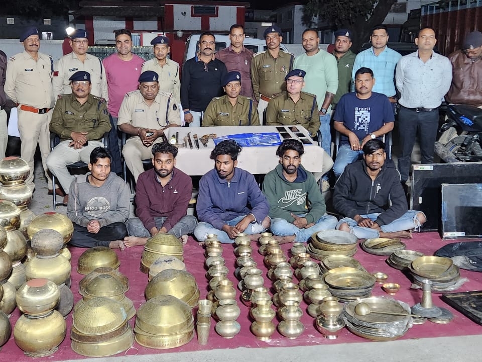 सामान के साथ गिरफ्तार आरोपी।