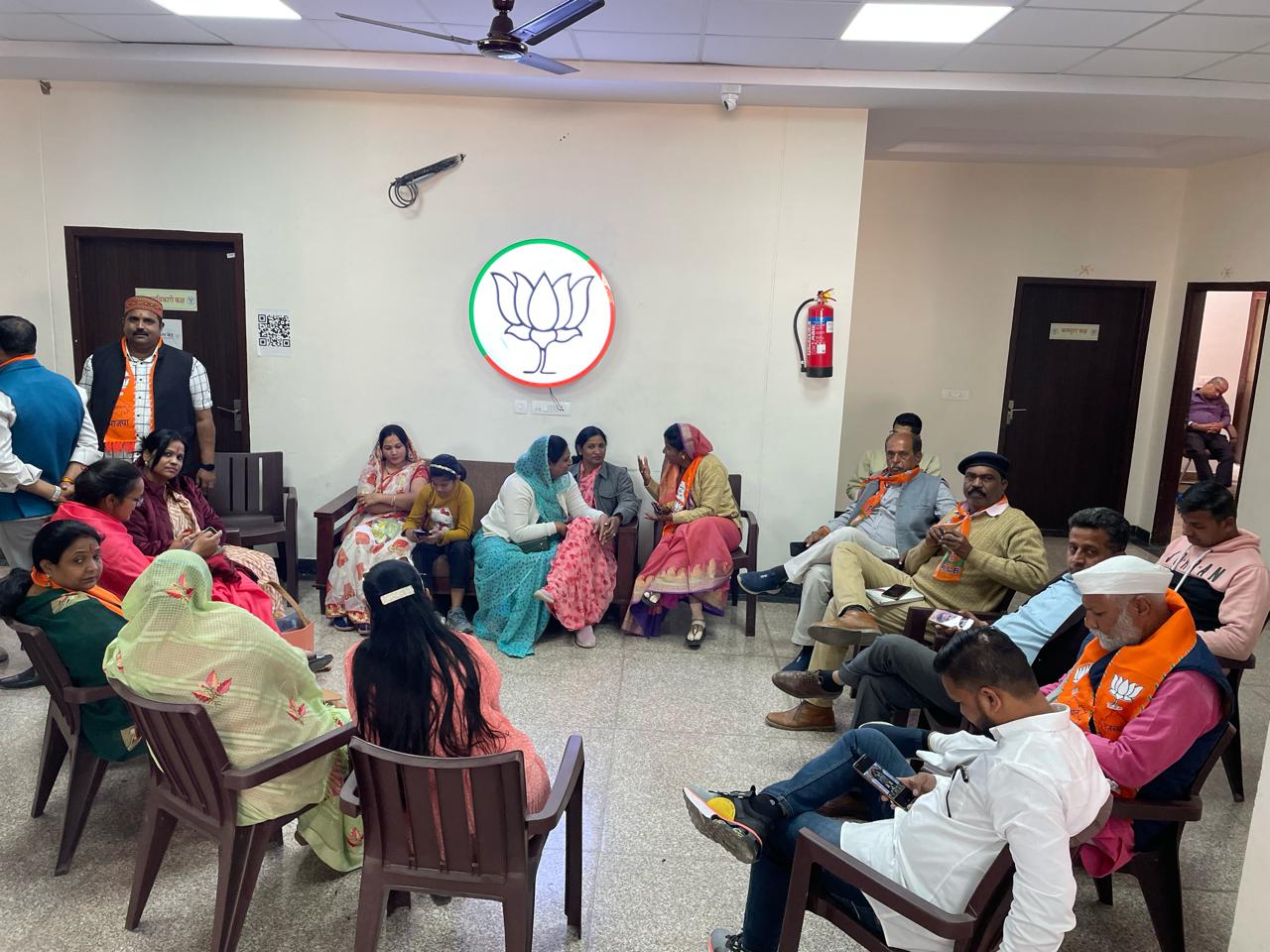 फोटो भाजपा कार्यालय का है। अनिता भदेल जब नाराज होकर बैठक से निकलीं तो उनके समर्थक भी वहां से बाहर आ गए।