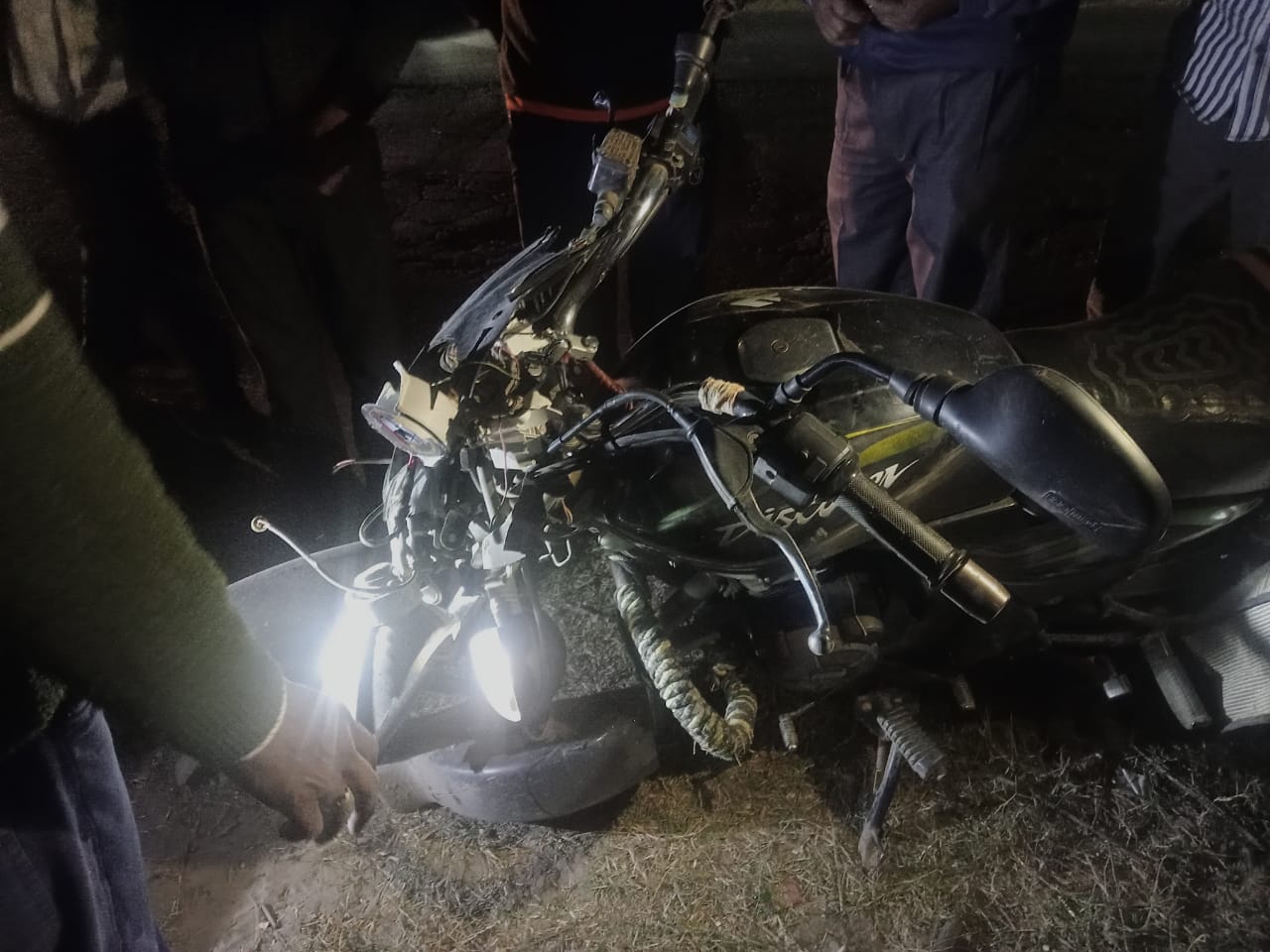 Bike riding youth dies in road accident | रोड एक्सीडेंट में बाइक सवार ...
