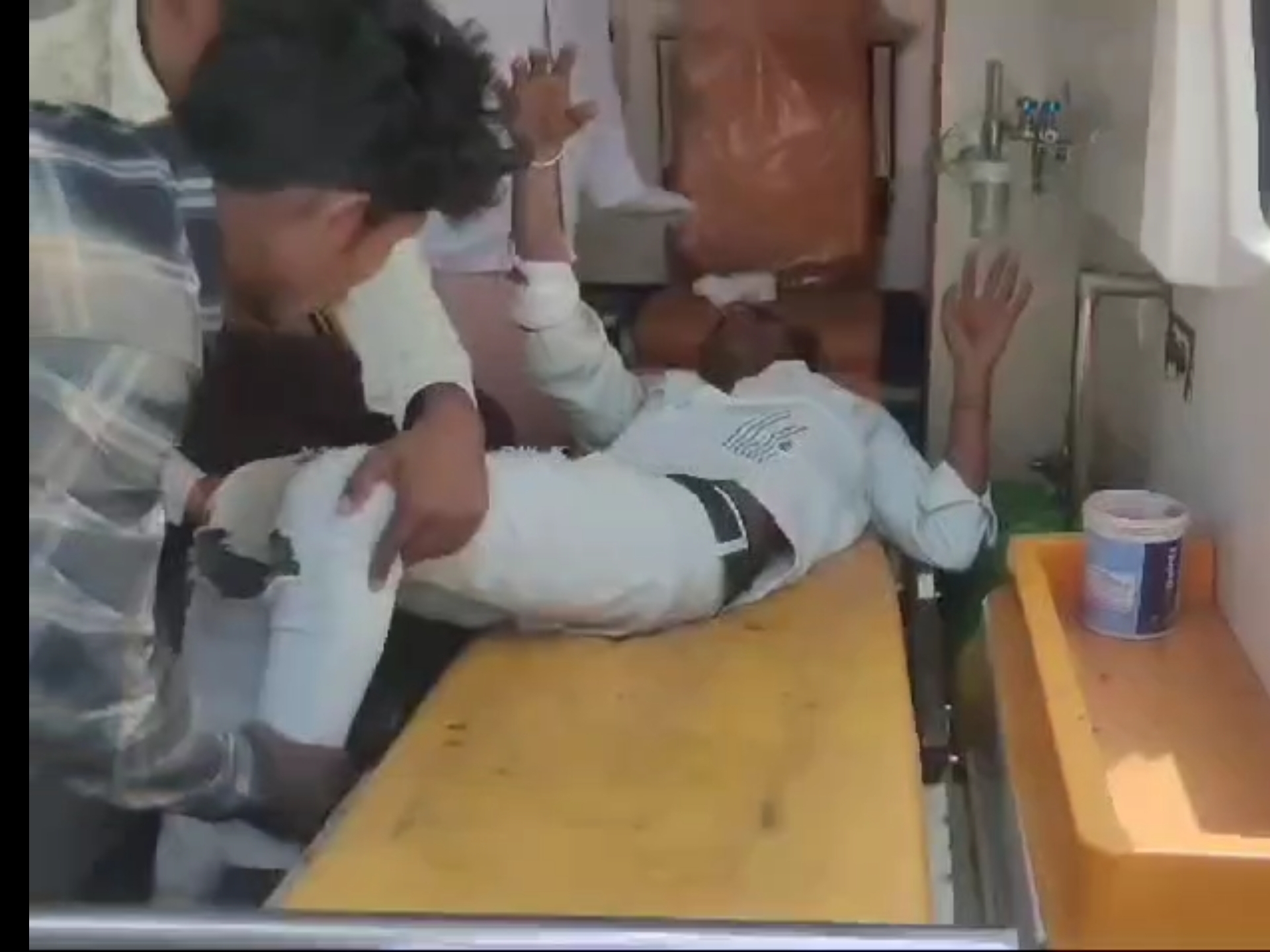 युवक को इलाज के लिए जिला अस्पताल में भर्ती कराया गया है।