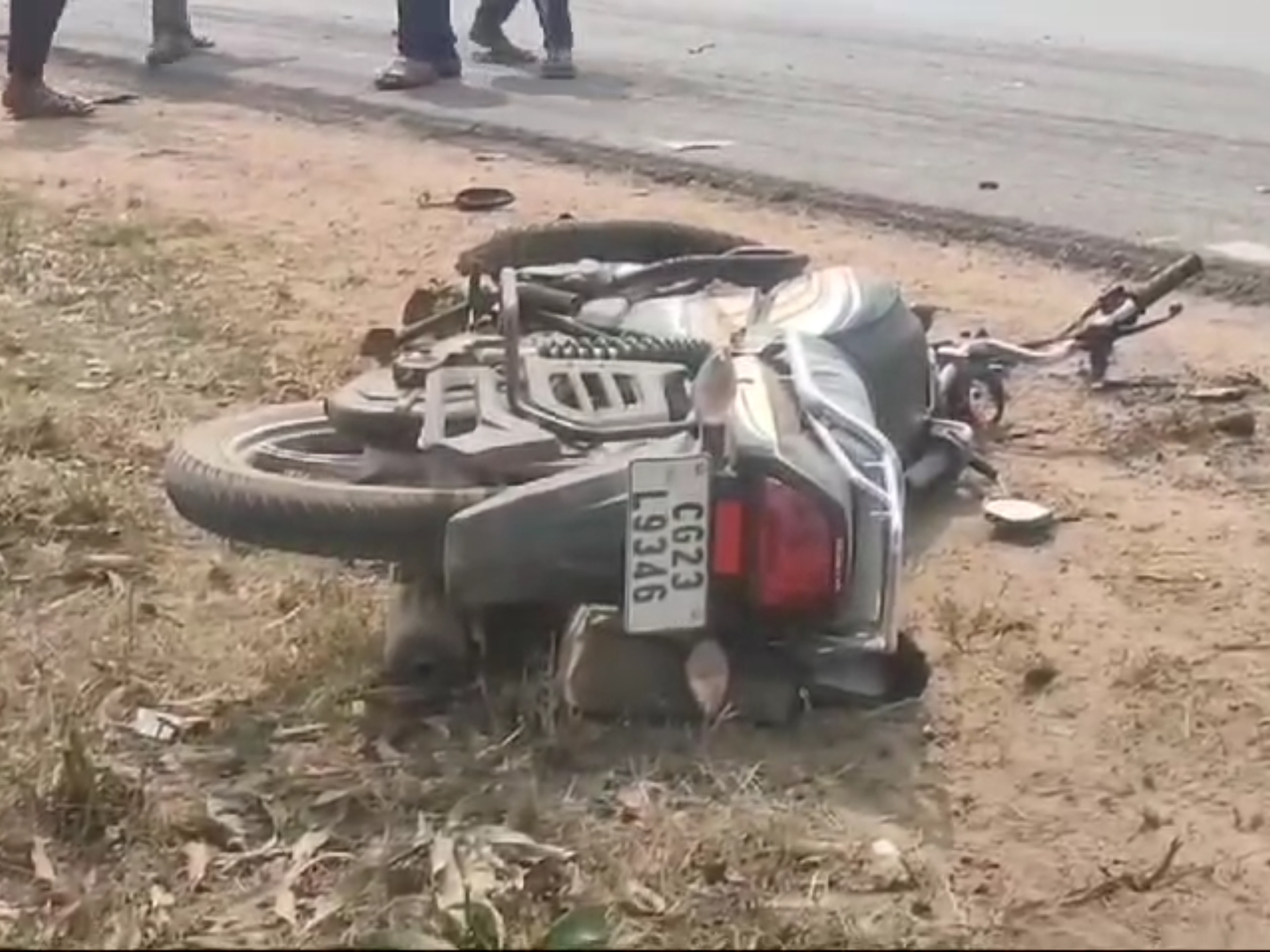 हादसे में बाइक क्षतिग्रस्त हो गई।