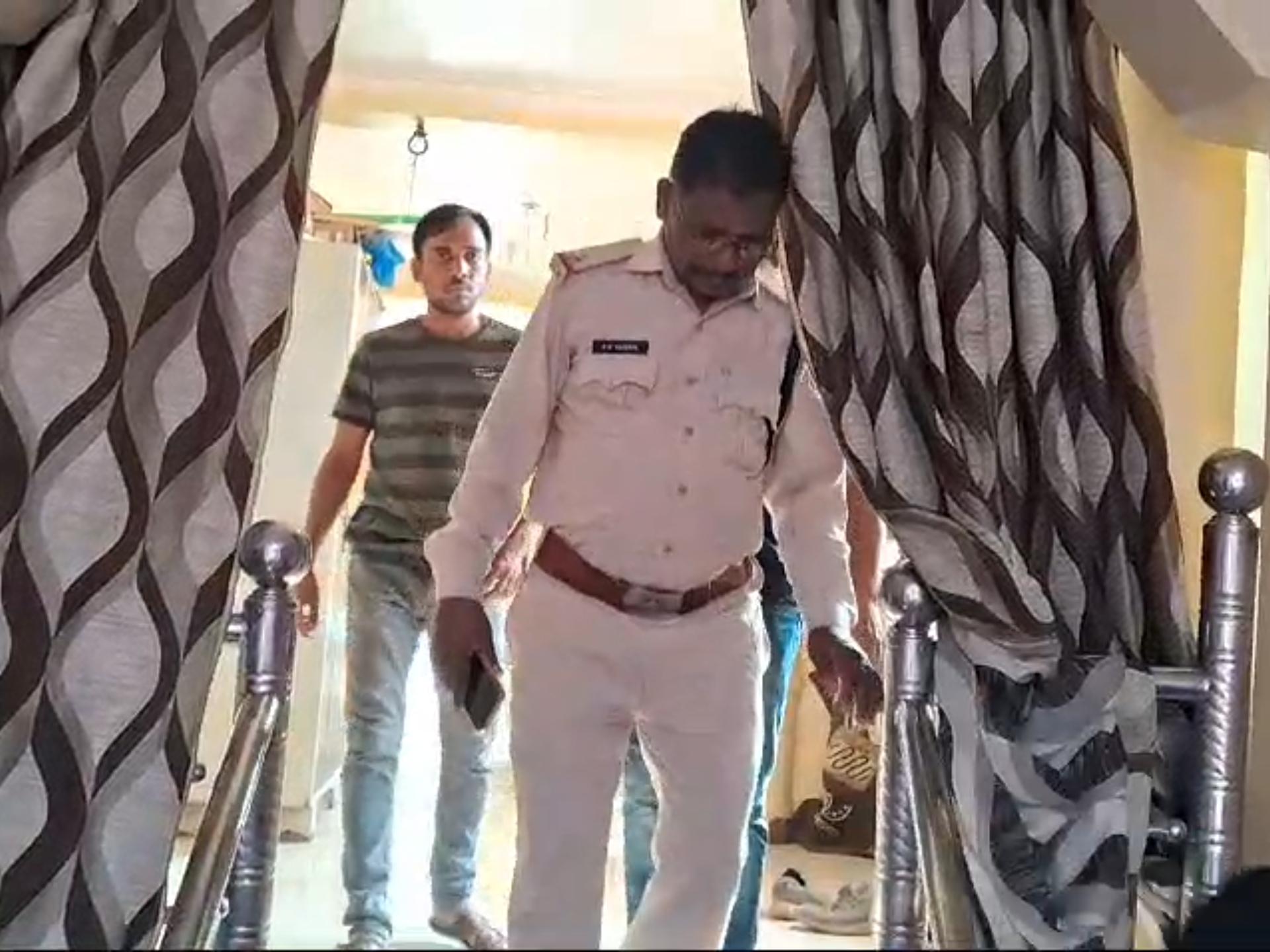 पुलिस ने घटनास्थल की जांच की।