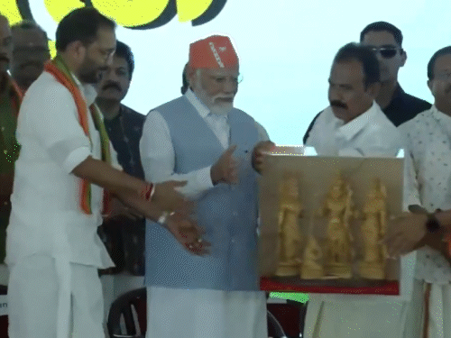 तिरुवनंतपुरम में पीएम के जन संबोधन से पहले भाजपा पदाधिकारियों ने पीएम का स्वागत किया।