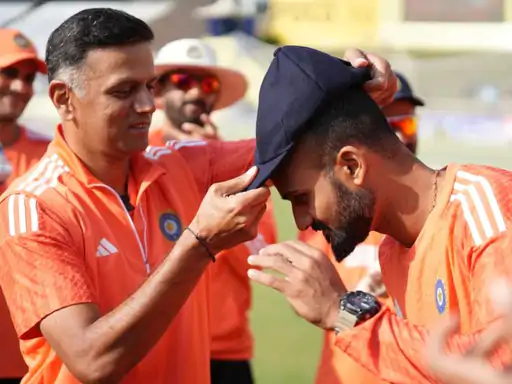 आकाश दीप को रांची टेस्ट में भारतीय टीम के प्रमुख कोच राहुल द्रविड़ ने डेब्यू कैप दिया।