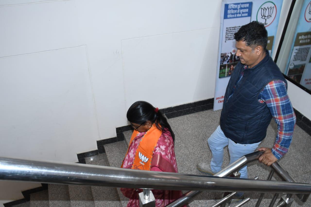 नाराज होकर भाजपा कार्यालय से बाहर निकलतीं विधायक अनिता भदेल। उन्हें रोकने की भी कोशिश की, लेकिन वे नहीं मानीं।