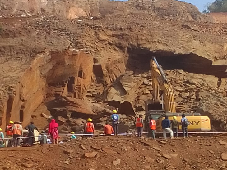 अचानक चट्टान धंसने से मजदूर नीचे दब गए