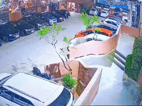 सीसीटीवी फुटेज में लाल घेरे में महिला गिरते हुए दिखाई दे रही है।