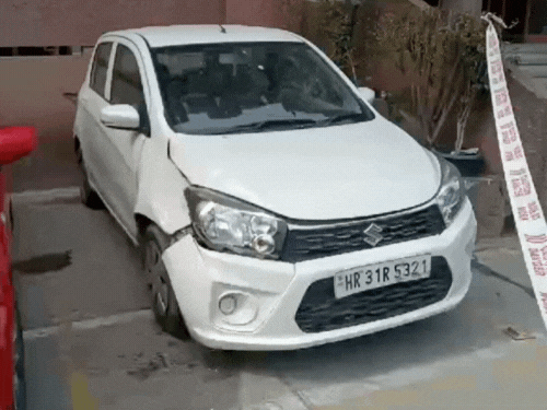 7वीं मंजिल से कूदी अंजलि इसी कार पर गिरी थी। इसके बाद जमीन पर गिरी।