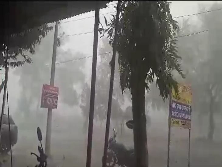 पेंड्रा में तेज बारिश के साथ ओले गिरे हैं।