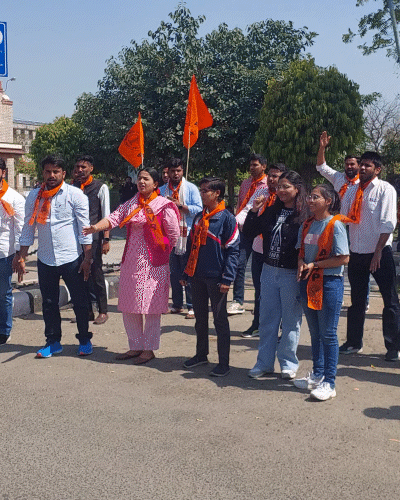 एबीवीपी कार्यकर्ताओं ने कहा- राजस्थान पुलिस सिर्फ खानापूर्ति के लिए कार्रवाई कर रही है। सिर्फ वाहवाही लूटने की कोशिश कर रही है।