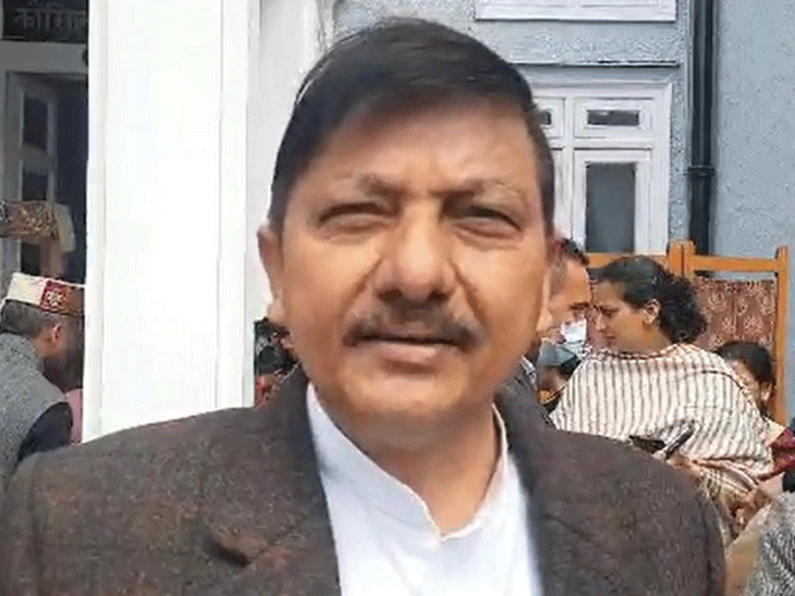 हमीरपुर जिले की सुजानपुर सीट पर BJP के दिग्गज नेता प्रेमकुमार धूमल को हराने वाले राजेंद्र राणा ने कैबिनेट में जगह न मिलने पर सबसे पहले बगावत का झंडा बुलंद किया। उन्होंने विधानसभा चुनाव में कांग्रेस पार्टी की ओर से किए गए वादों को पूरा करने के लिए मुख्यमंत्री सुखविंदर सिंह सुक्खू के नाम दो ओपन लेटर भी लिखे थे।