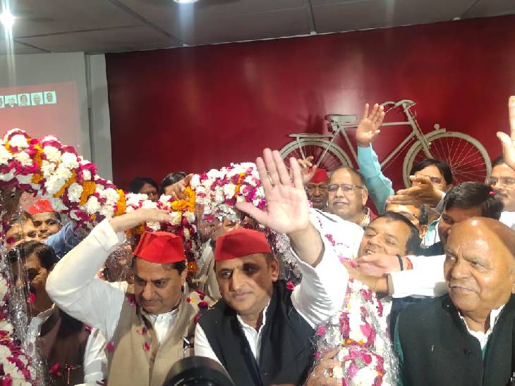 बुधवार को लखनऊ में बसपा नेता गुड्‌डू जमाली ने सपा की सदस्यता ली।