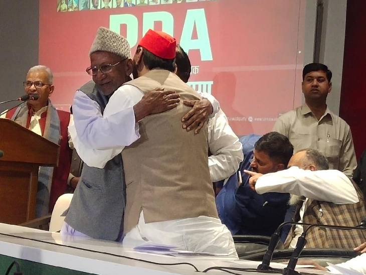 आलम बदी ने गले लगा कर गुड्डू जमाली का स्वागत किया।