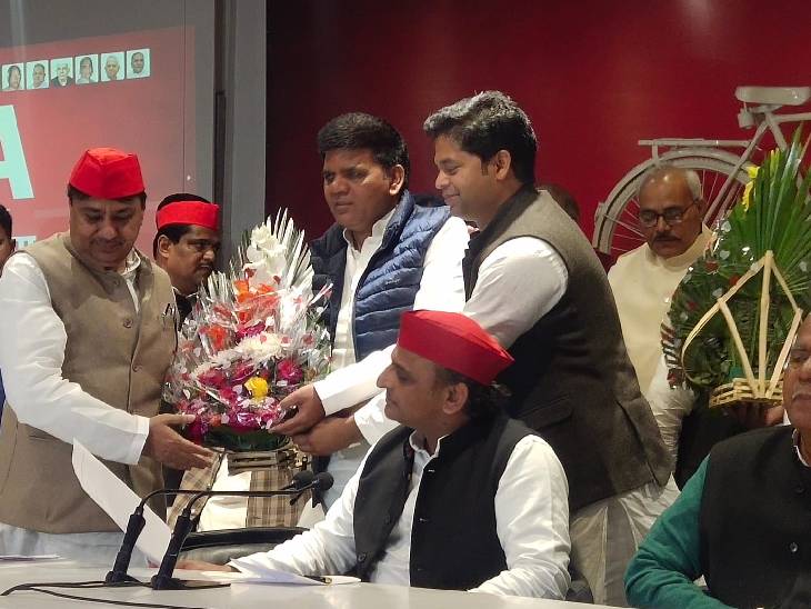 अखिलेश यादव ने कहा कि विधायक कह रहे थे कि अंतरात्मा से वोट दिया, लेकिन अंतर खात्मा हो गया है।