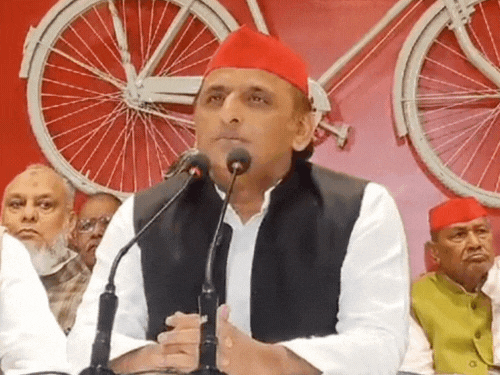 अखिलेश यादव ने कहा, कुछ लोग जान बचाने और कुछ लोग सम्मान बचाने के लिए भाजपा के साथ गए हैं।