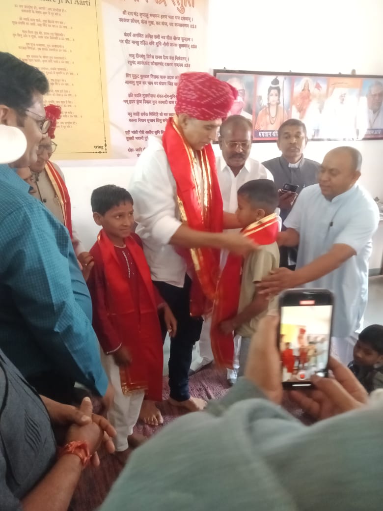 उदयपुर के खेरवाड़ा के खोखादरा गांव में राजस्थान वनवासी कल्याण परिषद का हॉस्टल है। बुधवार सुबह यहां फिल्म स्टार अक्षय कुमार पहुंचे।
