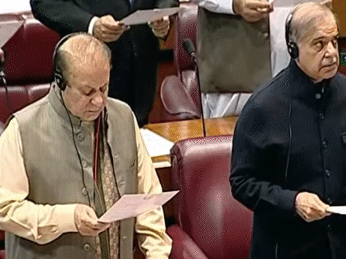 फुटेज में नवाज-शाहबाज समेत पाकिस्तानी सांसद पद की शपथ लेते नजर आ रहे हैं।