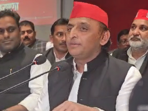 अखिलेश ने कहा कि सरकार ने जानबूझकर क्वेश्चन पेपर लीक कराया है।