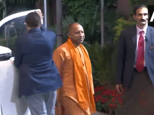 UP के मुख्यमंत्री योगी आदित्यनाथ बैठक में हिस्सा लेने पहुंचे।