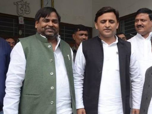 यह उस समय की तस्वीर है, जब गायत्री प्रजापति मंत्री थे।