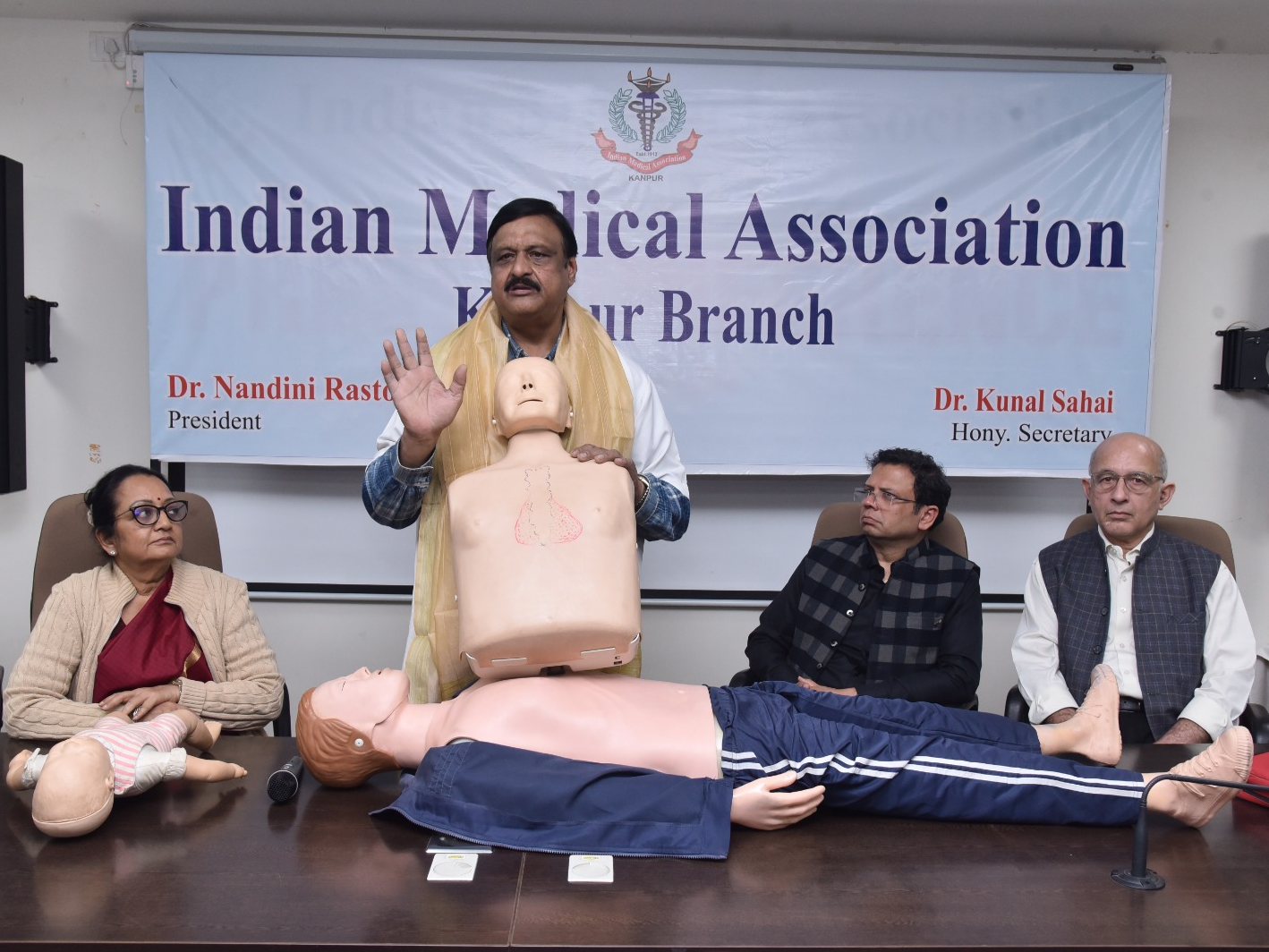 Common people learned the method of giving CPR | कानपुर में समान्य ...