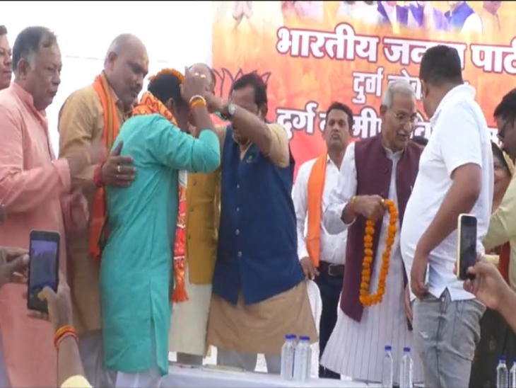 बीजेपी ज्वॉइन कराते सांसद विजय बघेल