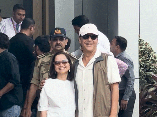 12th फेल से सुर्खियों में बने विधु विनोद चोपड़ा भी पत्नी अनुपमा चोपड़ा के साथ रवाना हो गए हैं।