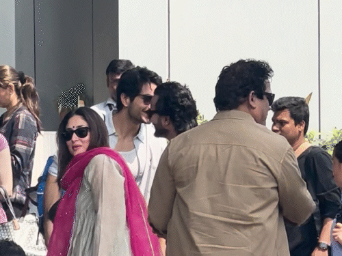 सैफ अली खान और करीना कपूर भी सेरेमनी को अटेंड करने निकल चुके हैं।