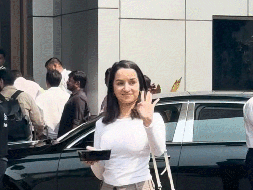 श्रद्धा कपूर को आज सुबह मुंबई एयरपोर्ट पर देखा गया।