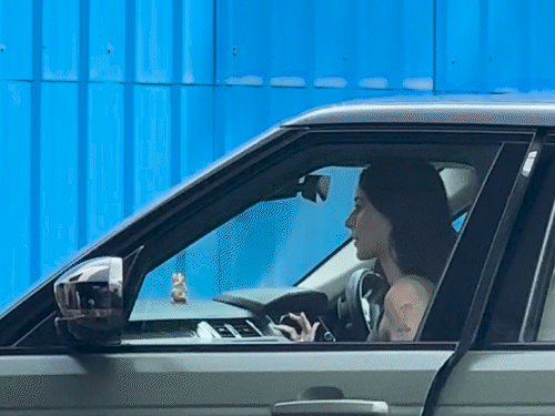 अनन्या पांडे भी जामनगर के लिए निकल चुकी हैं।