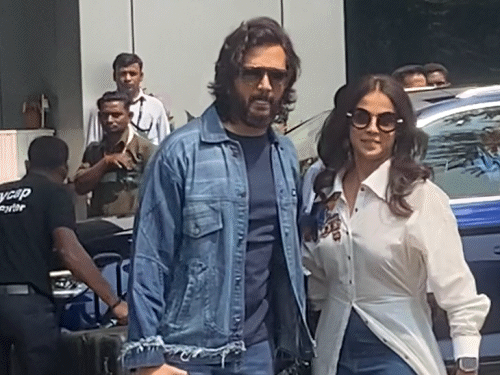 अंबानी परिवार के खास रितेश देशमुख भी पत्नी जेनेलिया डिसूजा के साथ जामनगर के लिए निकल चुके हैं।