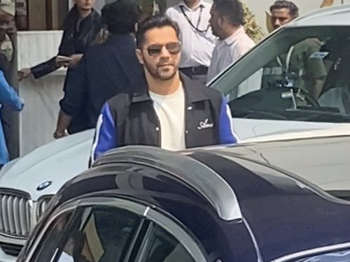 वरुण धवन भी प्री-वेडिंग सेरेमनी में शामिल होने निकल चुके हैं।