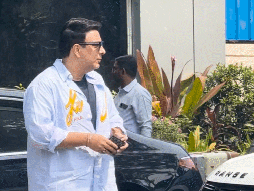 सारा अली खान फिल्म मेकर दिनेश विजान के साथ निकली हैं।