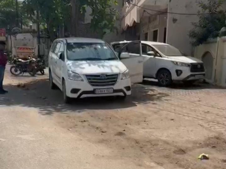 दो इनोवा कार में ईडी की टीम के 9 सदस्य जेपी अग्रवाल के घर पहुंचे और दस्तावेजों की जांच शुरू की।