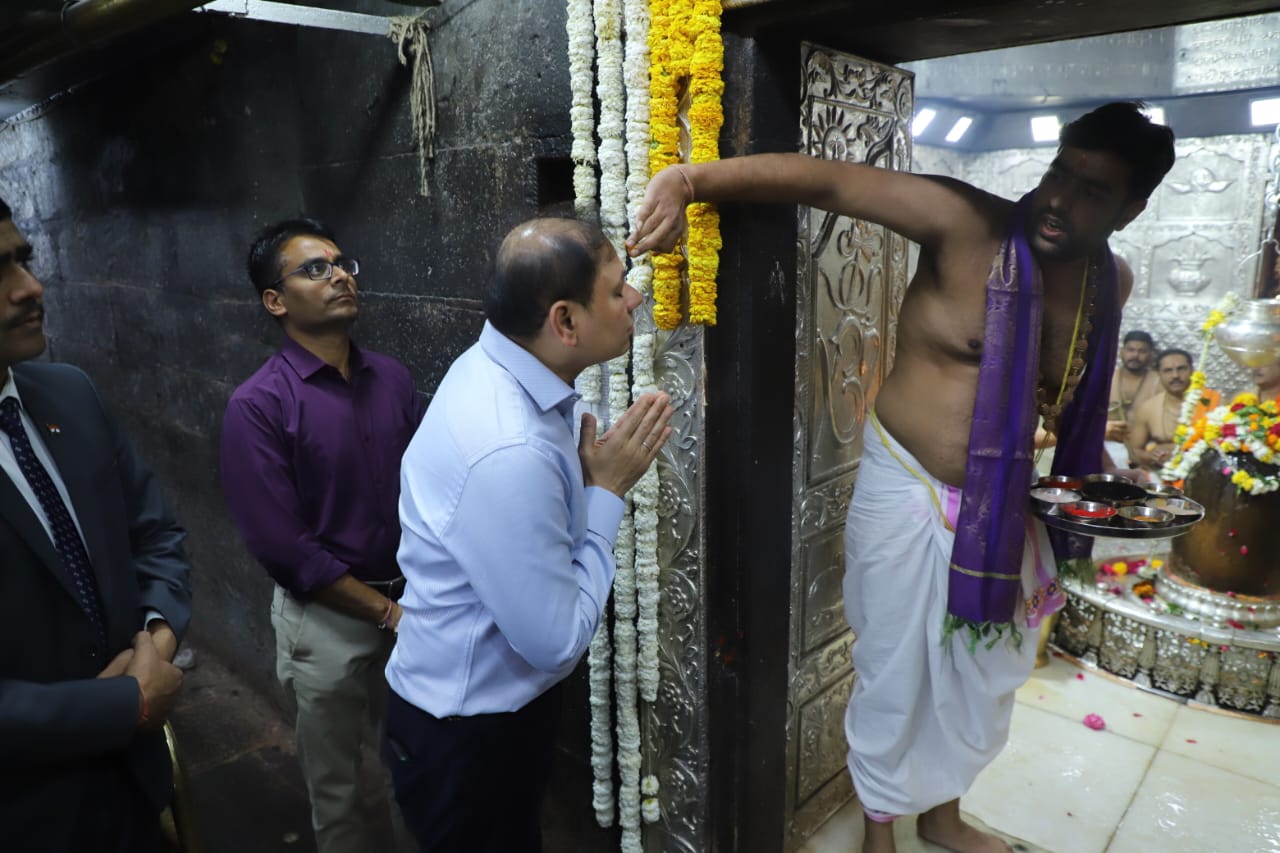 अडाणी इंटरप्राइजेज के निदेशक प्रणव विनोद अडाणी ने शुक्रवार को उज्जैन में भगवान महाकाल के दर्शन किए। वे रीजनल इंडस्ट्री कॉन्क्लेव में शामिल होने आए हैं।