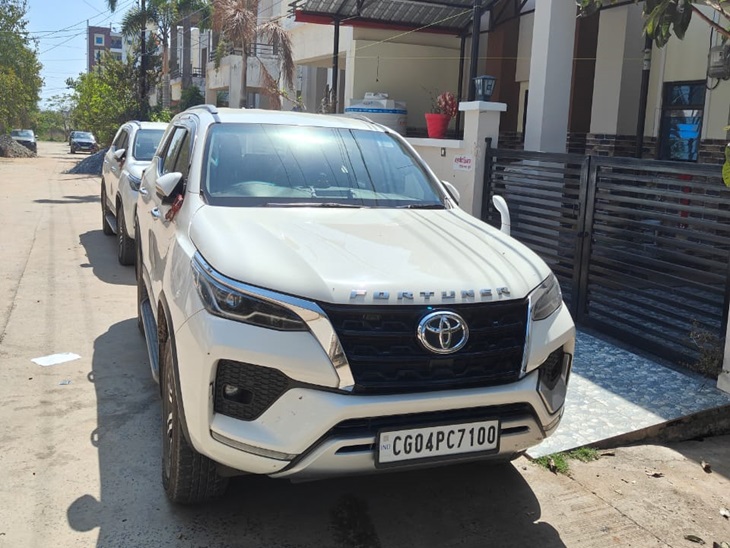 लग्जरी वाहनों में अंबिकापुर पहुंचे ईडी के अधिकारी।