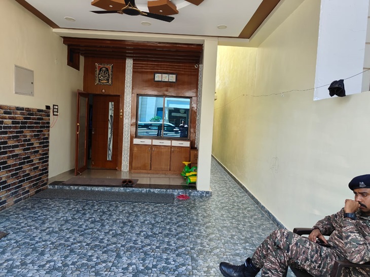 घर के सामने और पीछे तैनात हैं हथियारबंद जवान।